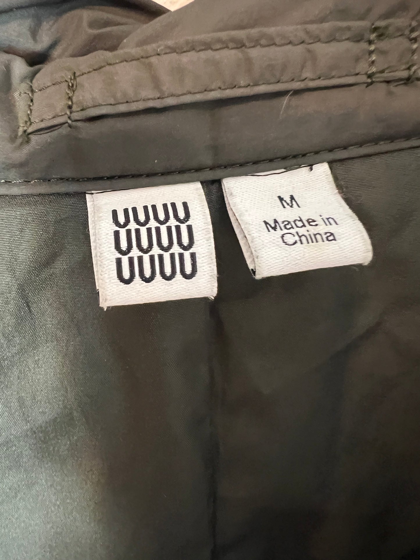 UNIQLO. Gabardina verde acolchada. T M