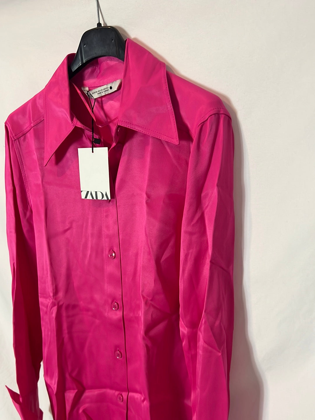 ZARA. Blusa rosa fucsia satinada. T XS