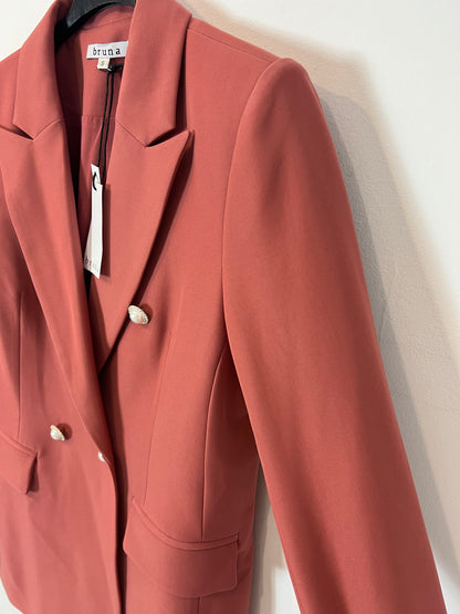 BRUNA. Total dark pink look with details. TS