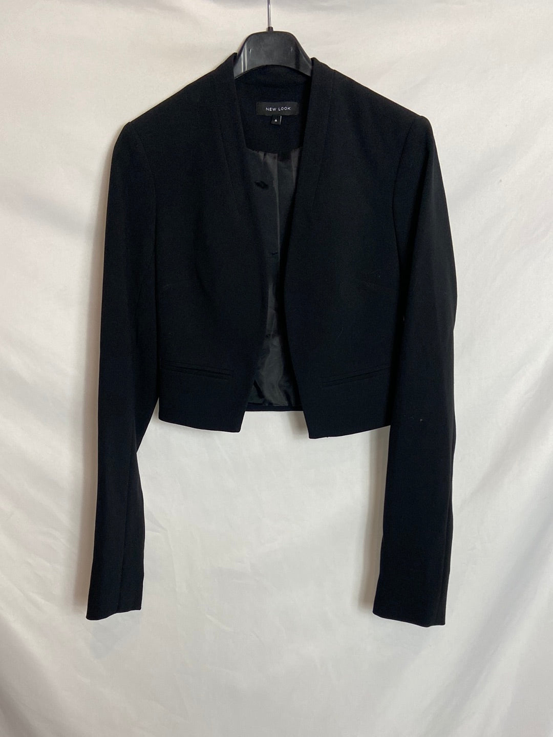 NEW LOOK. Blazer crop negra. T 6 (S)