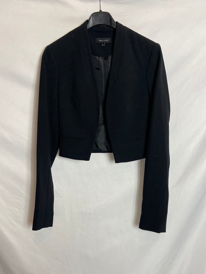 NEW LOOK. Blazer crop negra. T 6 (S)