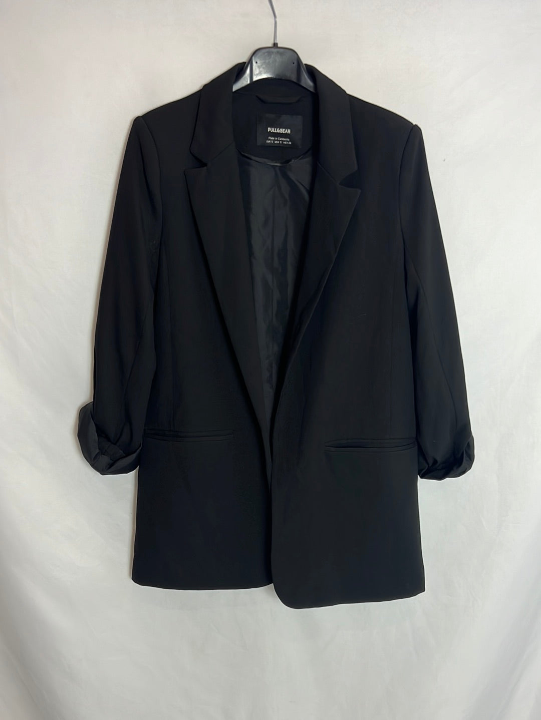PULL&BEAR . Blazer negra larga. T S