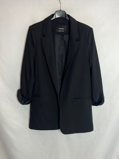 PULL&BEAR . Blazer negra larga. T S