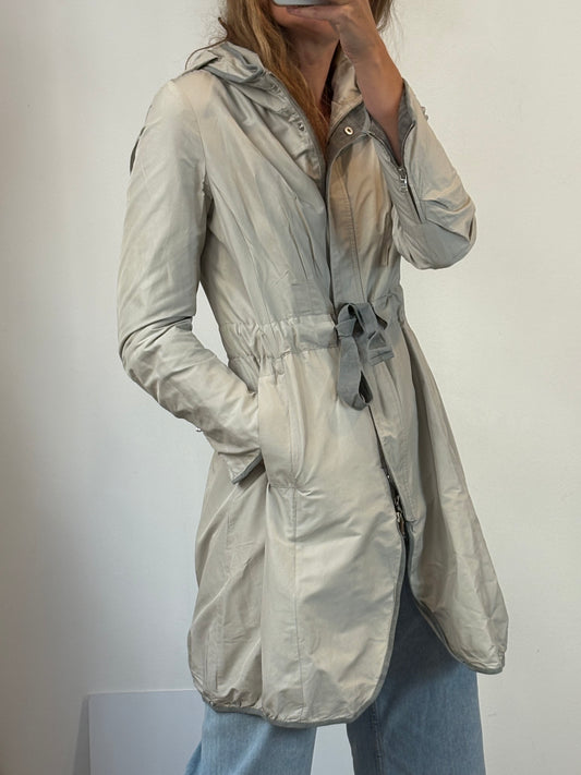 BRUNELLO CUCINELLI. Gabardina beige capucha .