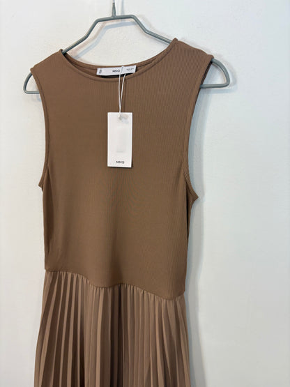 MANGO. Vestido midi plisado bicolor