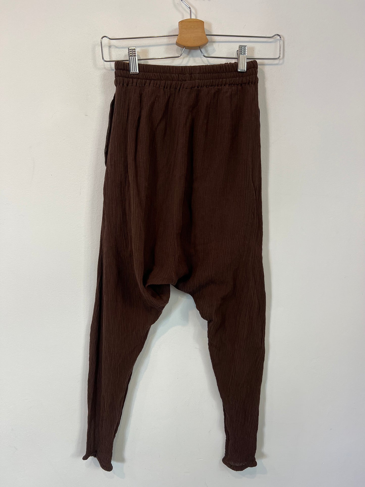 MASSCOB. Pantalón marrón textura. T XS