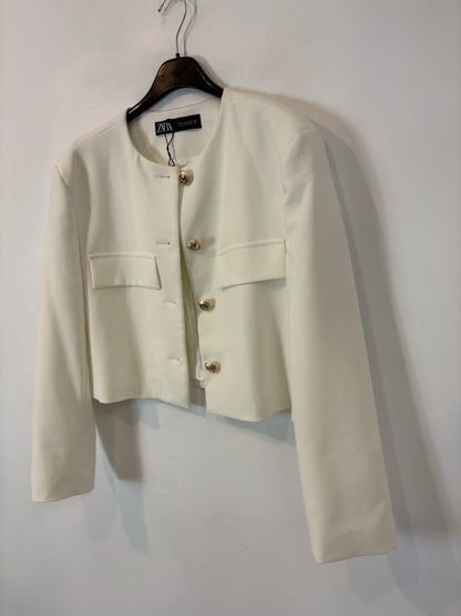 ZARA. Chaqueta blanca botones dorados