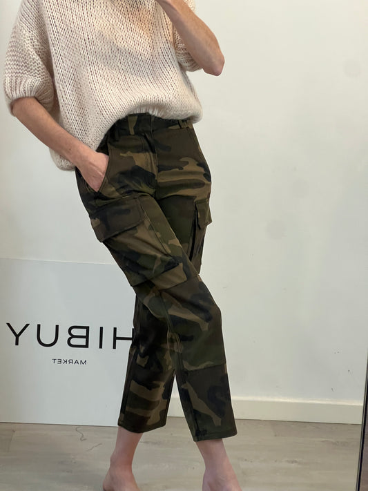 MAJE. Pantalón camuflaje bolsillos