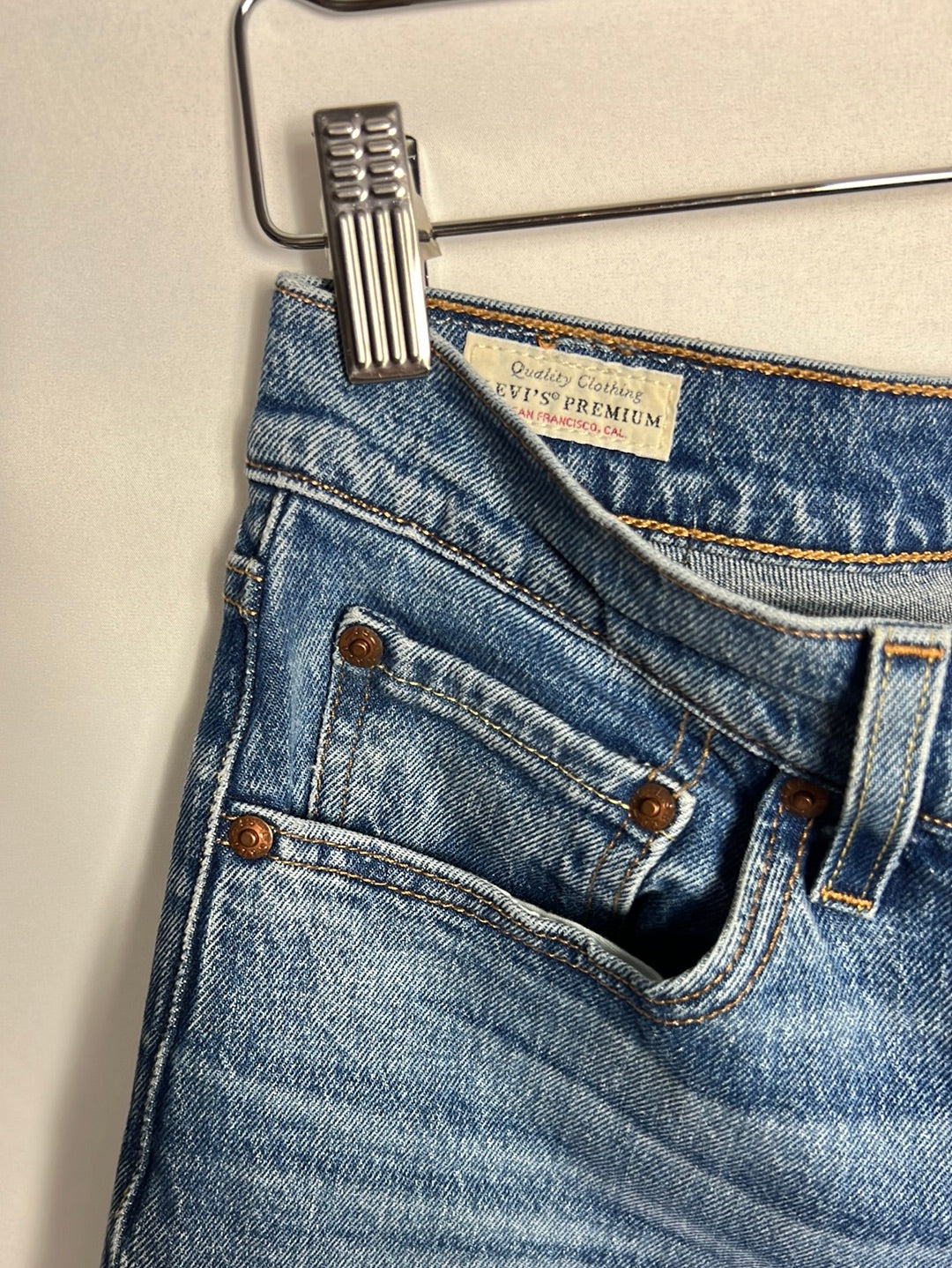 LEVI'S. Medium wash straight-leg denim. Size 38