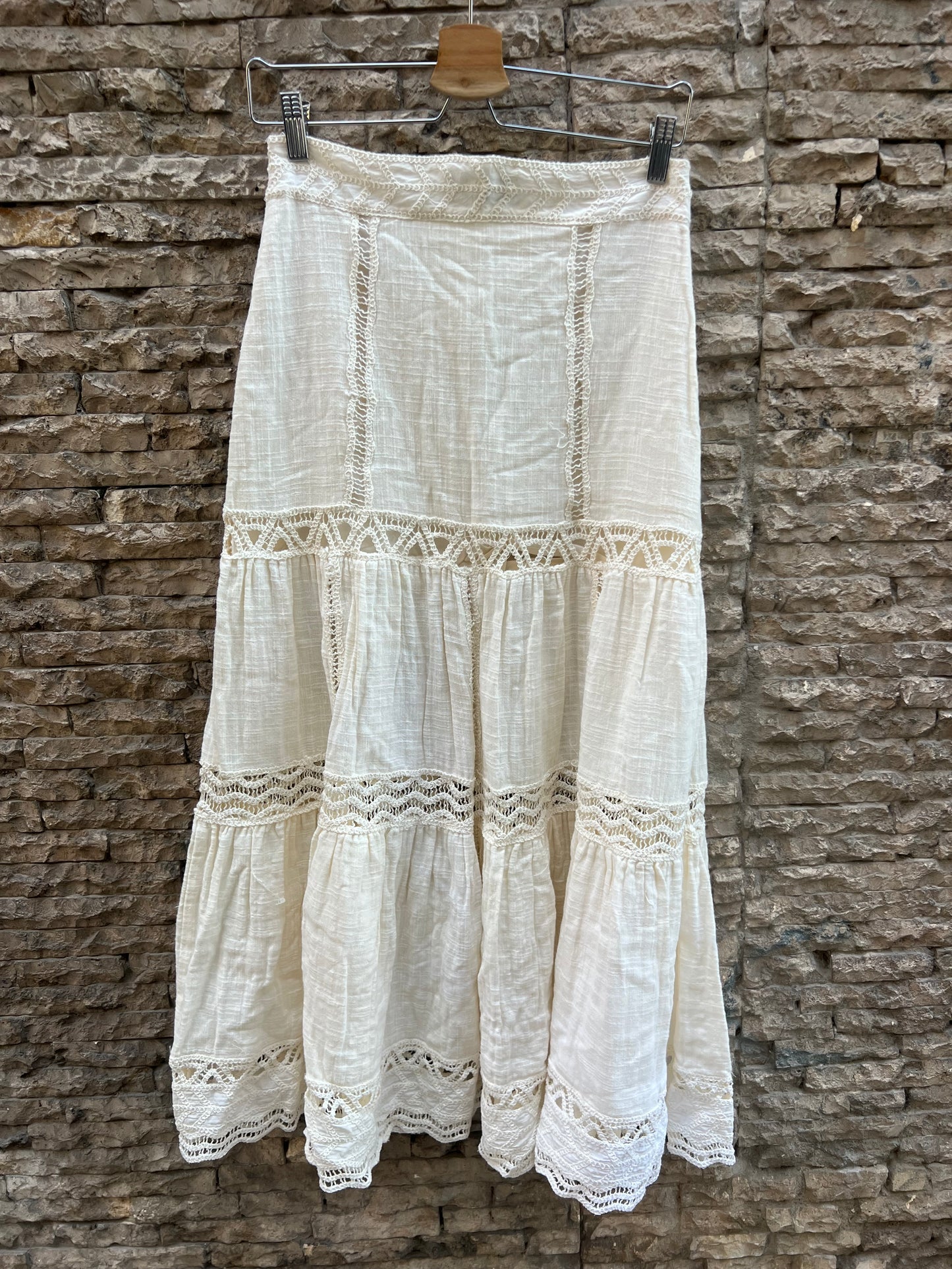 ZARA. Falda larga  encaje beige. T XS