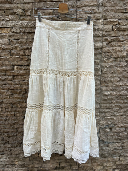 ZARA. Falda larga  encaje beige. T XS