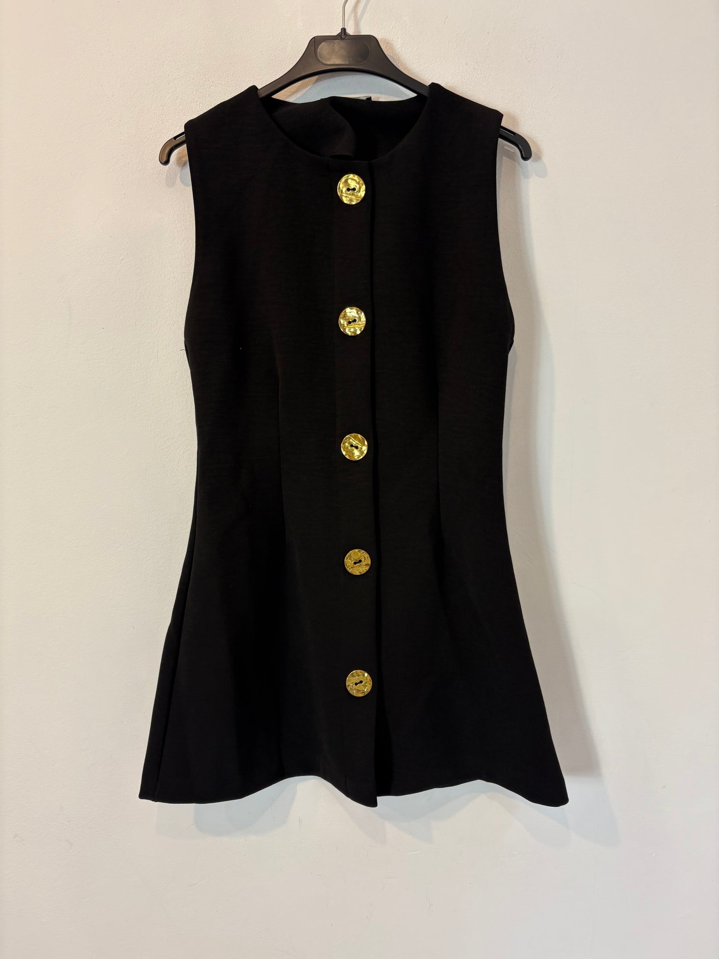 ZARA. Chaleco/vestido negro botones dorados