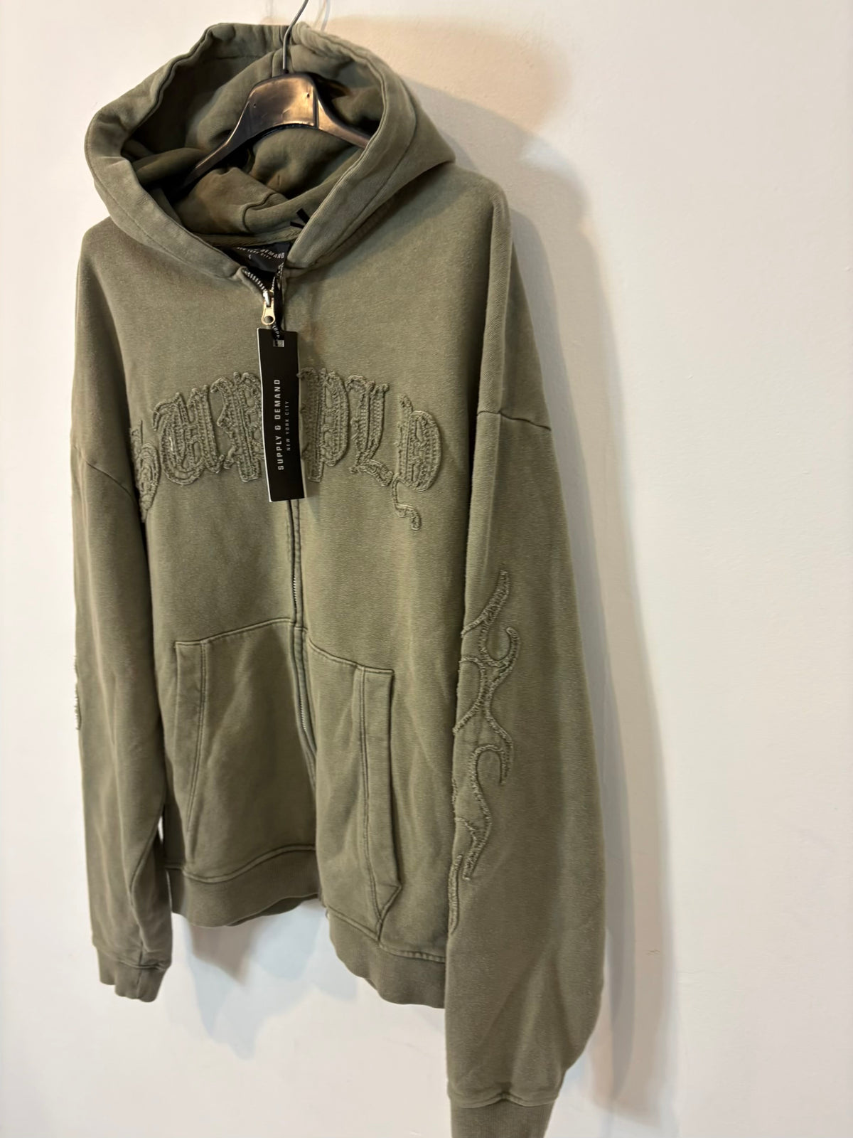 SUPPLY&DEMAND. Sudadera verde capucha