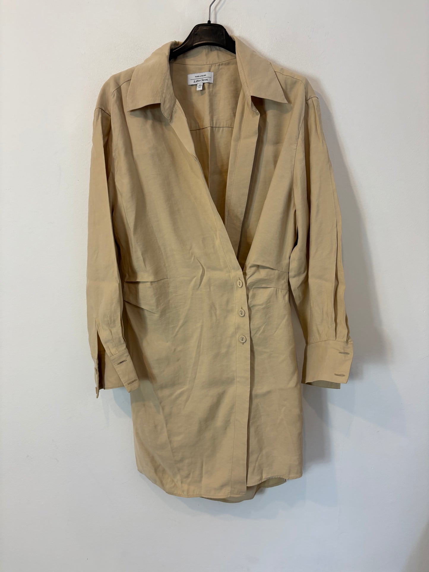 &OTHER STORIES. Vestido beige cruzado