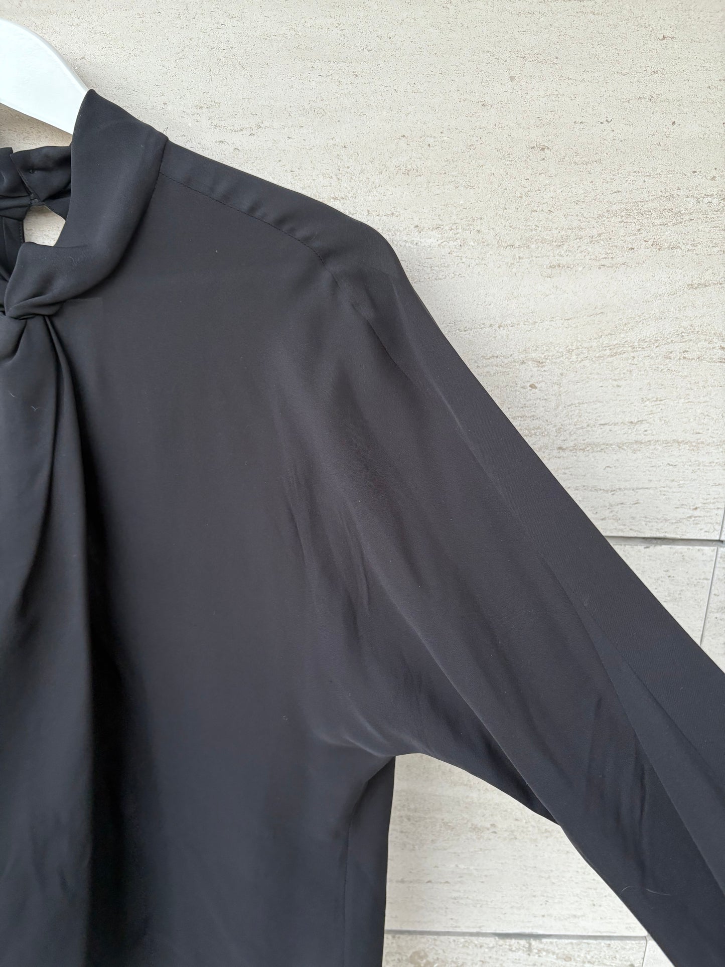 CAROLINA HERRERA. Blusa negra seda