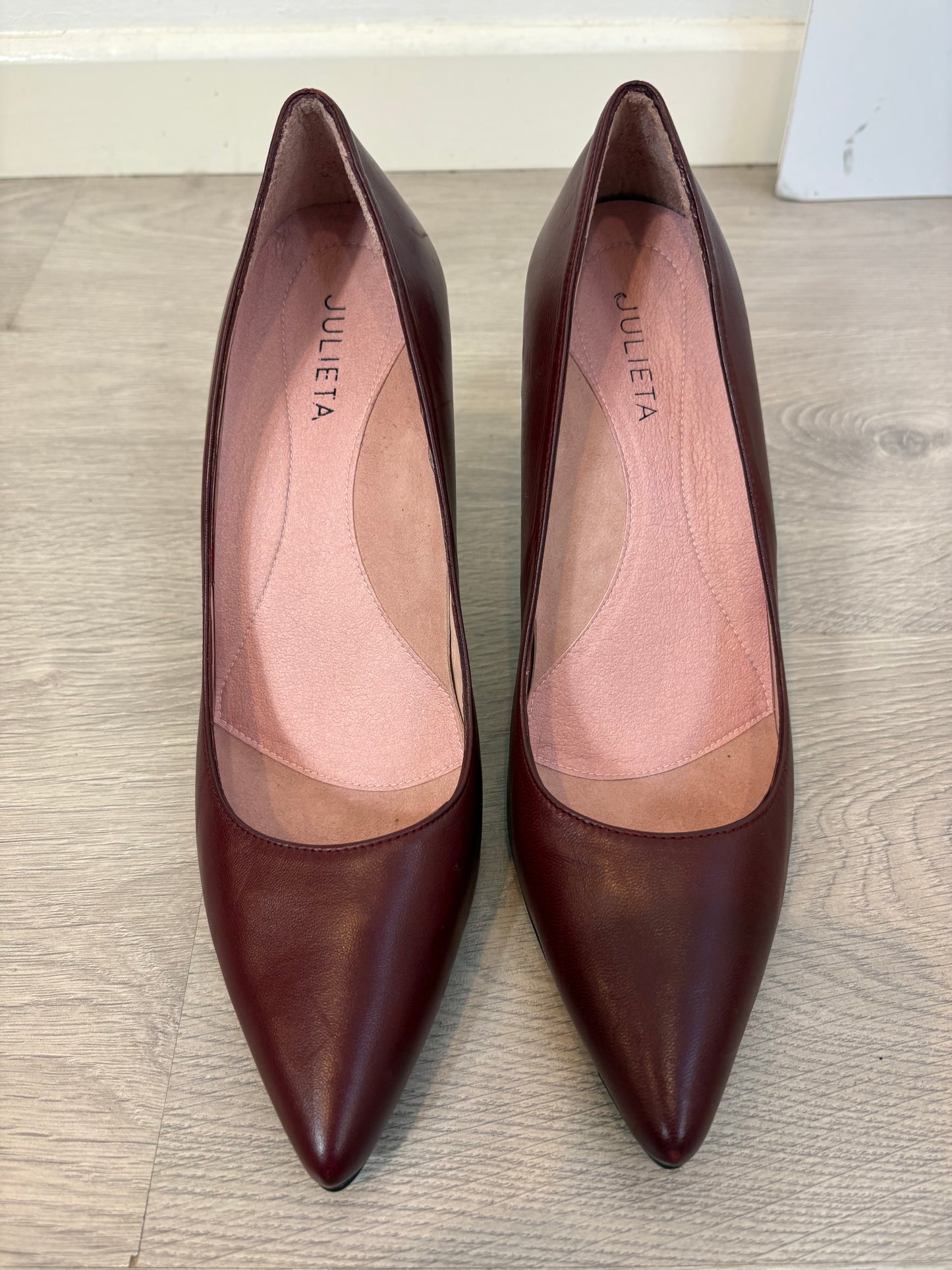 JULIETA. Tacones burdeos piel