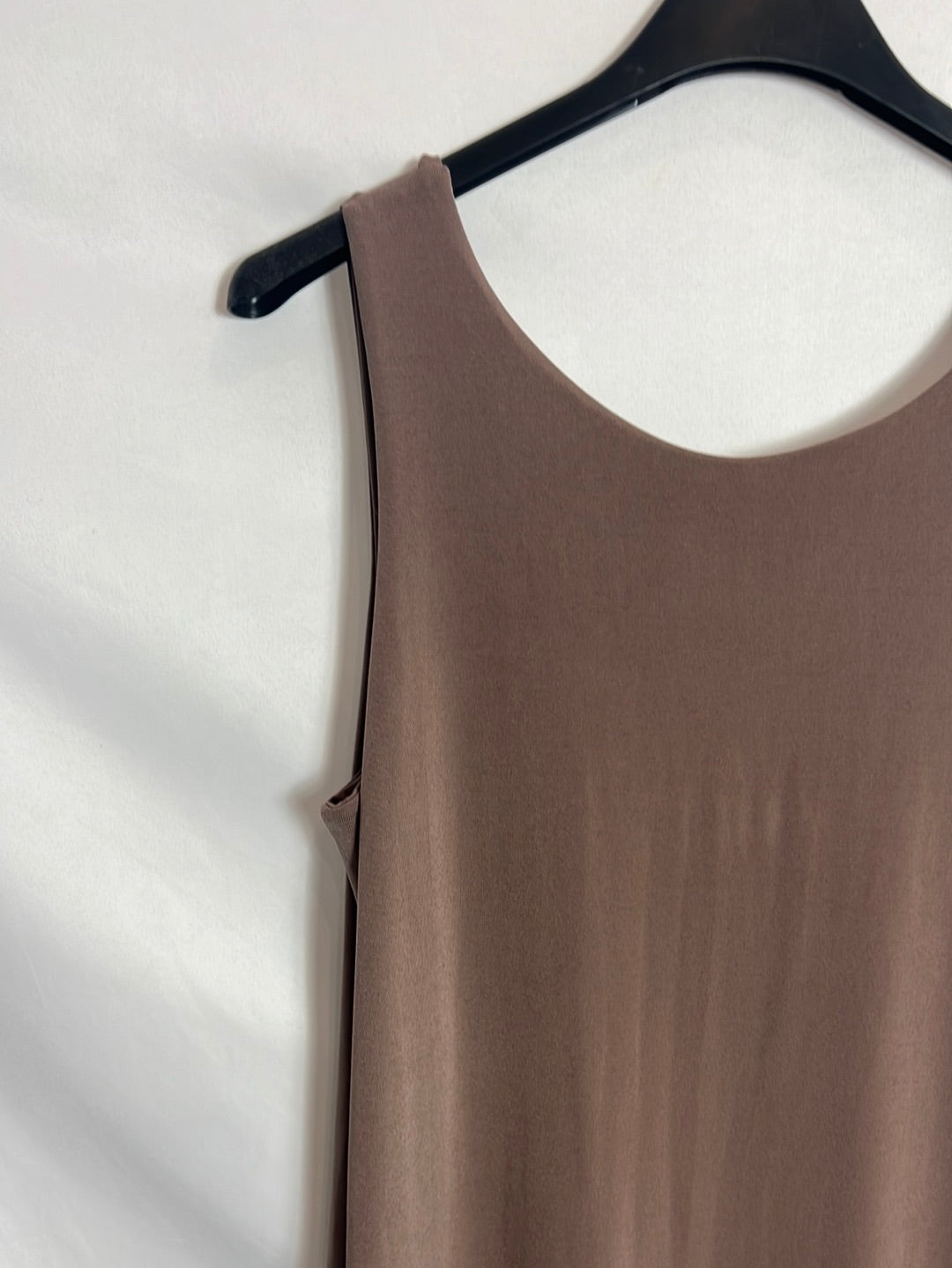 ZUA. Vestido midi marrón escote espalda. T M