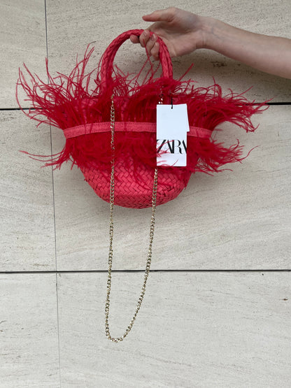 ZARA. Bolso rafia pluma