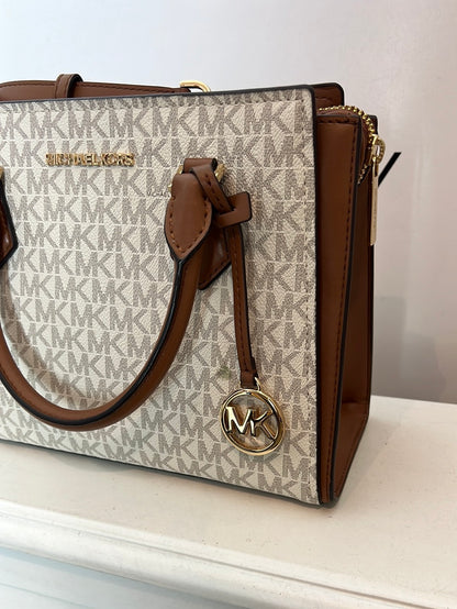 MICHAEL KORS. Bolso iniciales doble asa