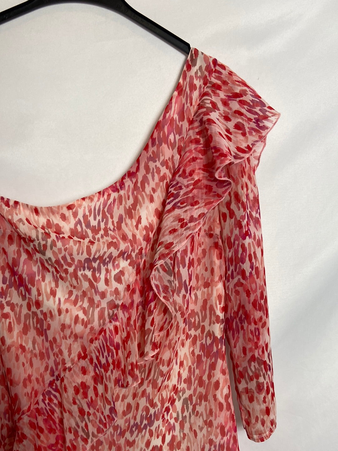 NICOLI. Vestido corto rosa estampado una manga T.S