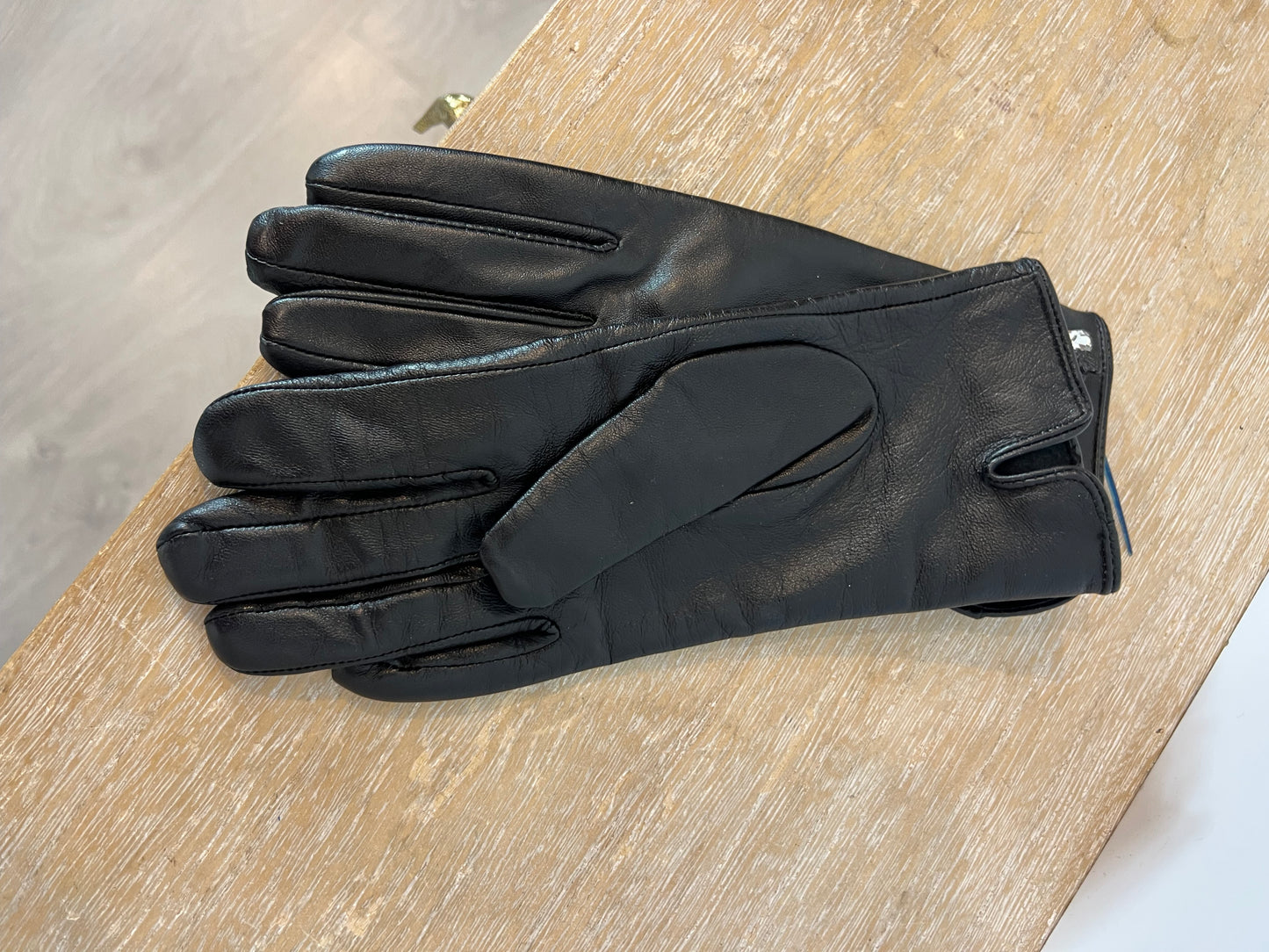 JACQUELINE RIU. Guantes negros piel abalorios