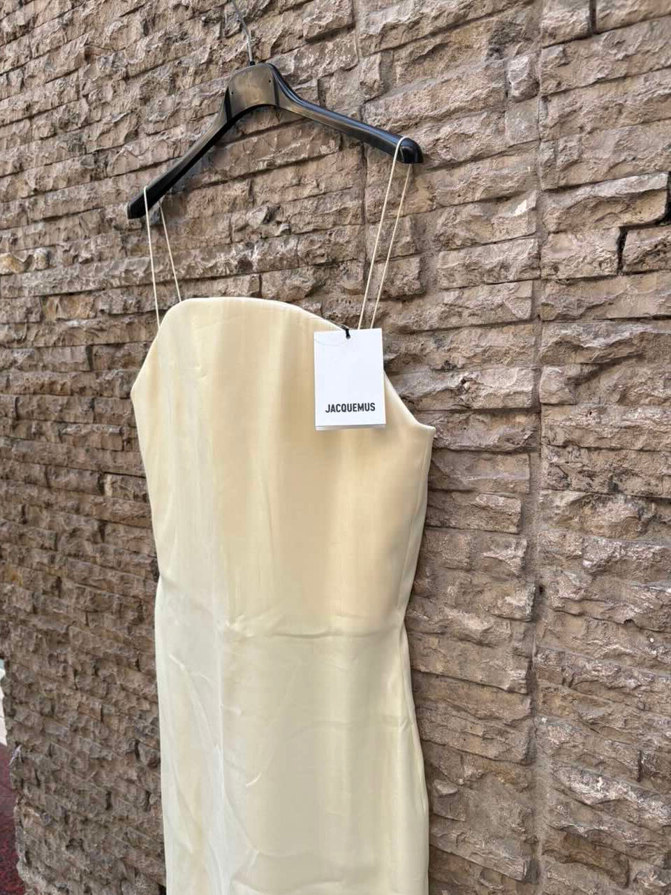 JACQUEMUS. Vestido midi coctel