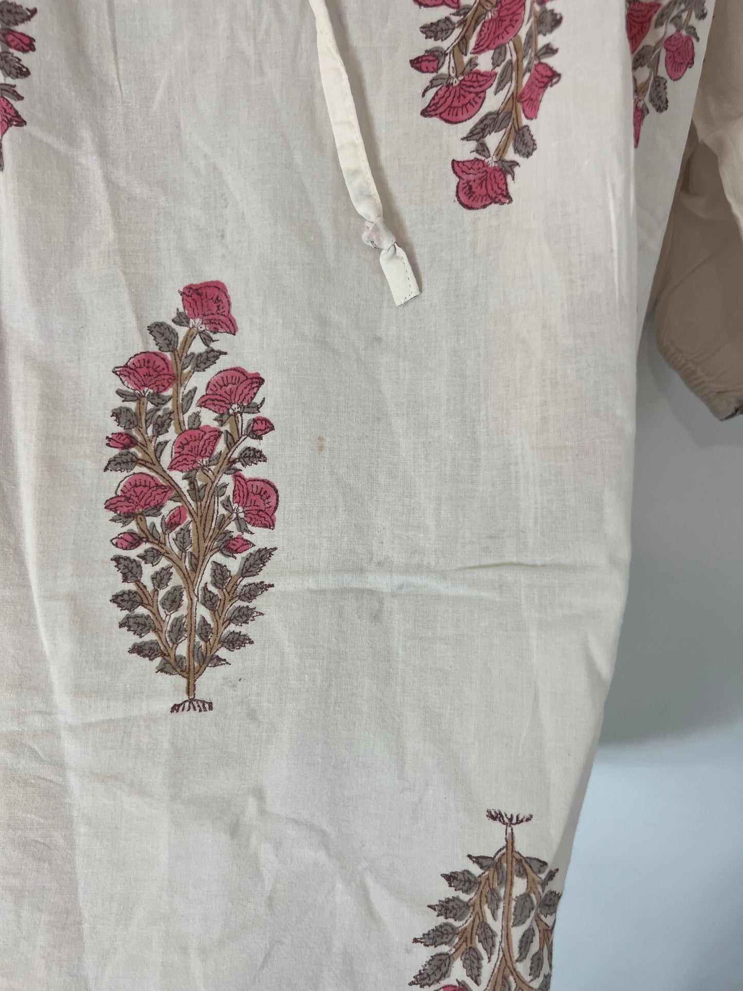 PAIR &amp; SCALE. White blouse with pink flower print Ts