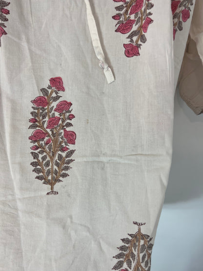 PAIR &amp; SCALE. White blouse with pink flower print Ts