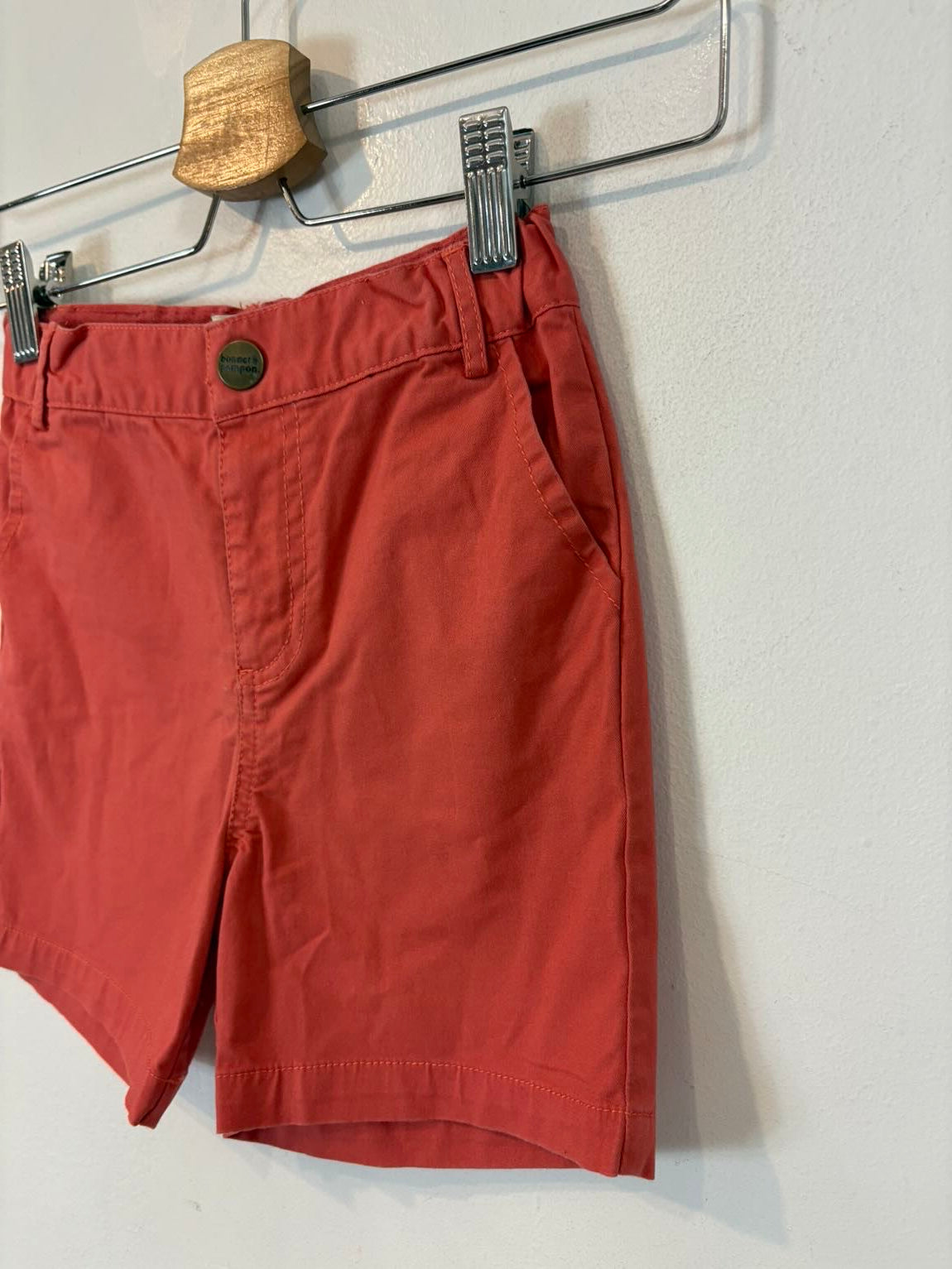 BONNET A POMPON. Bermuda roja T. 5 años