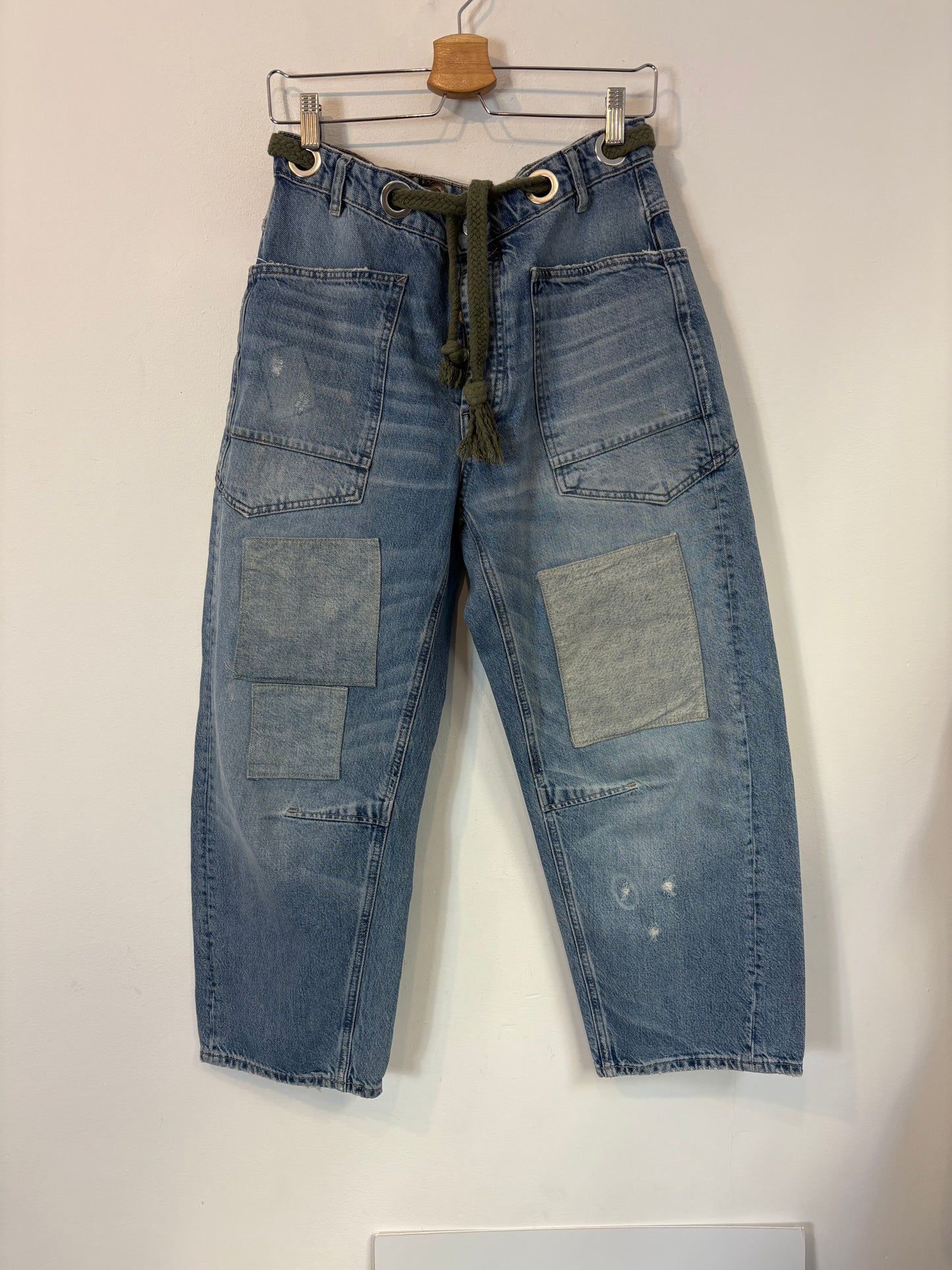 FREE PEOPLE. Denim abotonado parches