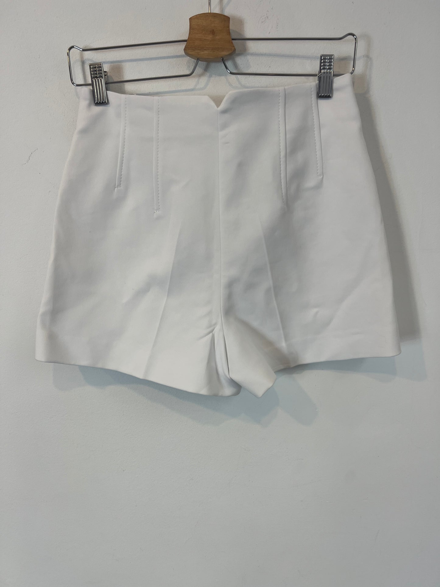 ZARA. Pantalón corto blanco costuras. T M