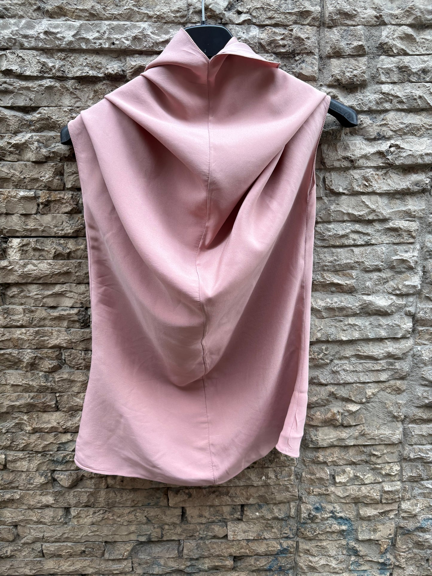 JANTAMINIAU. Top rosa seda detalle cuello