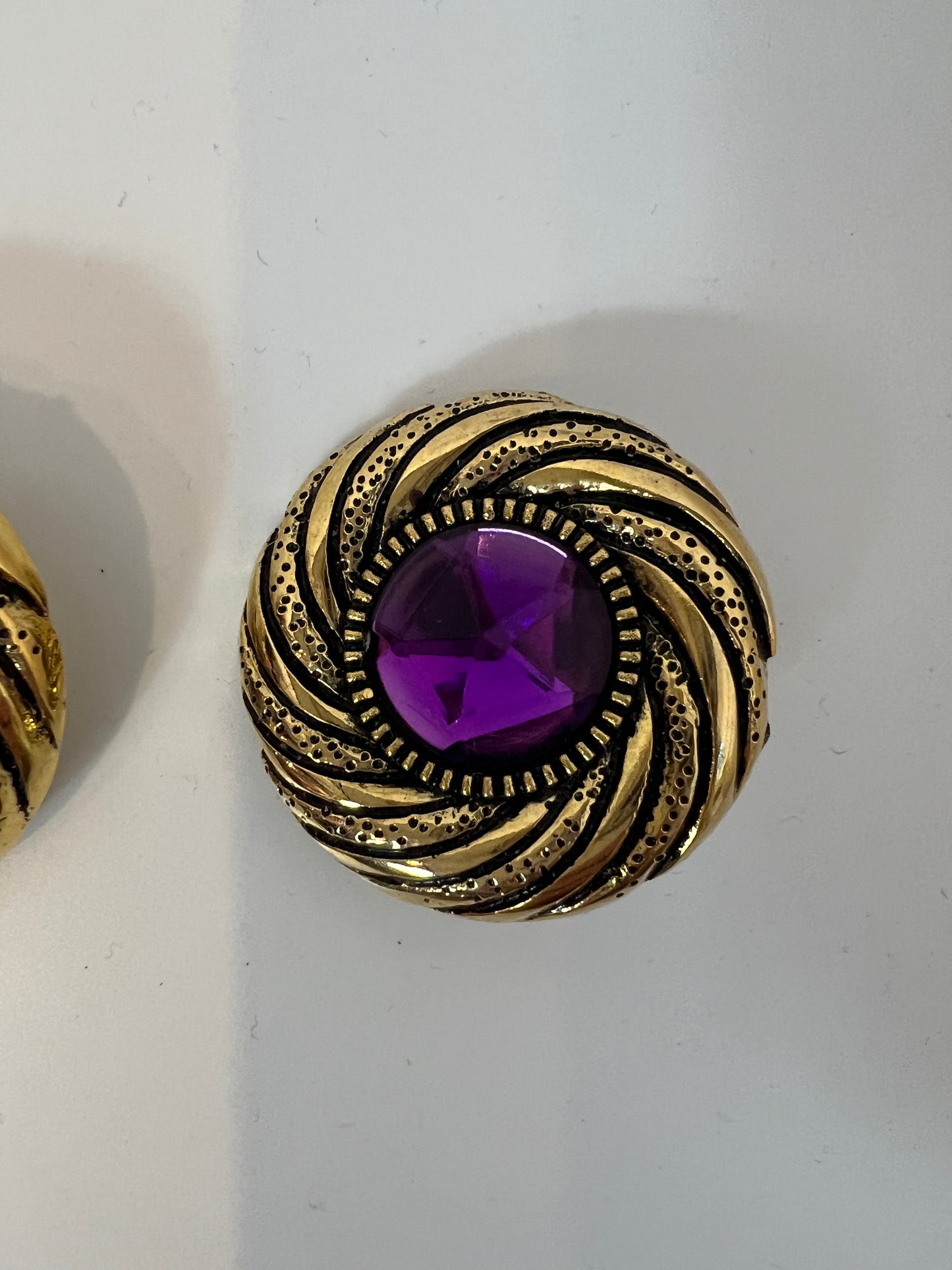 OTHERS. Gold circular earring