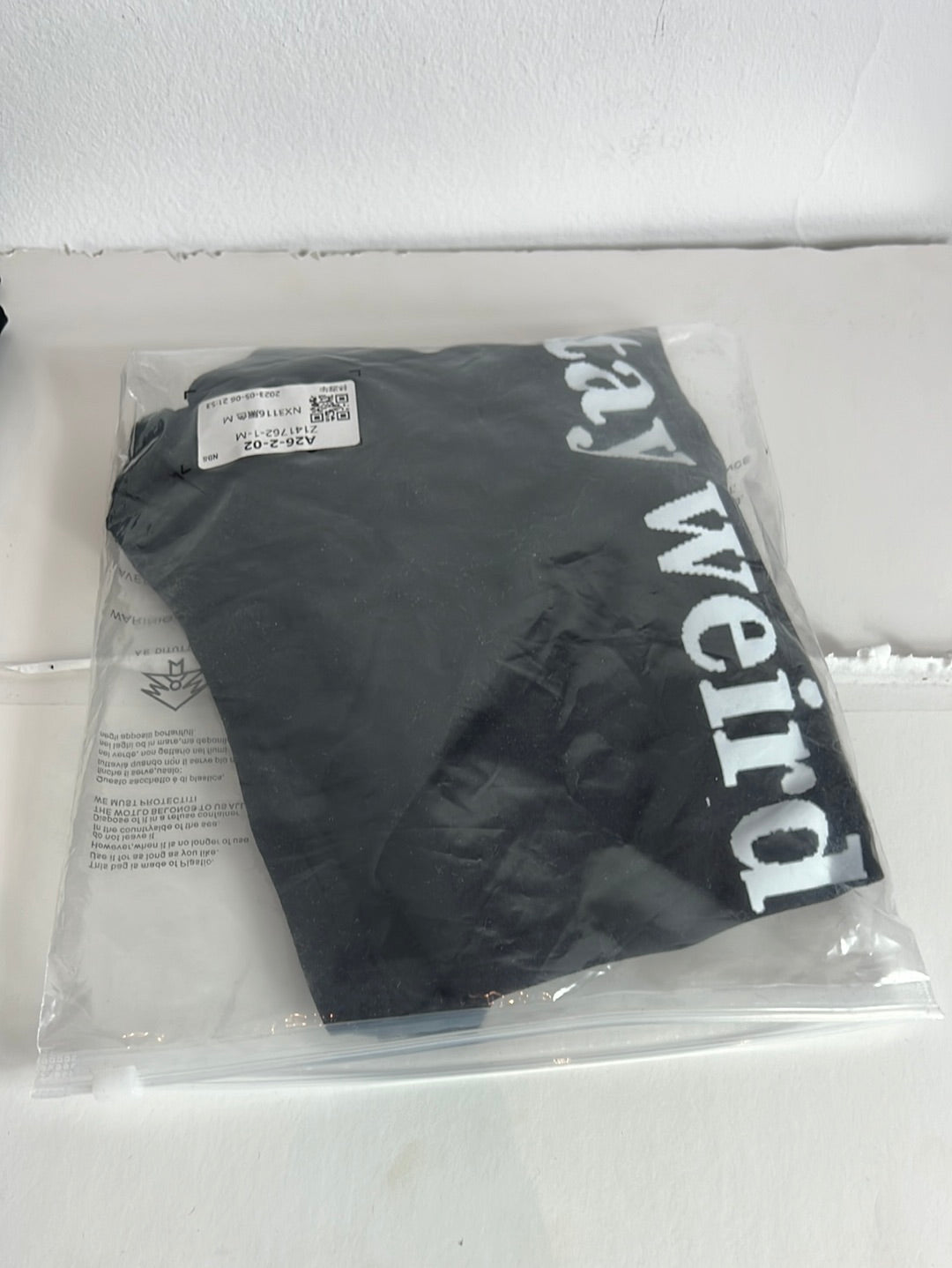 OTRAS. Camiseta negra letras. T M