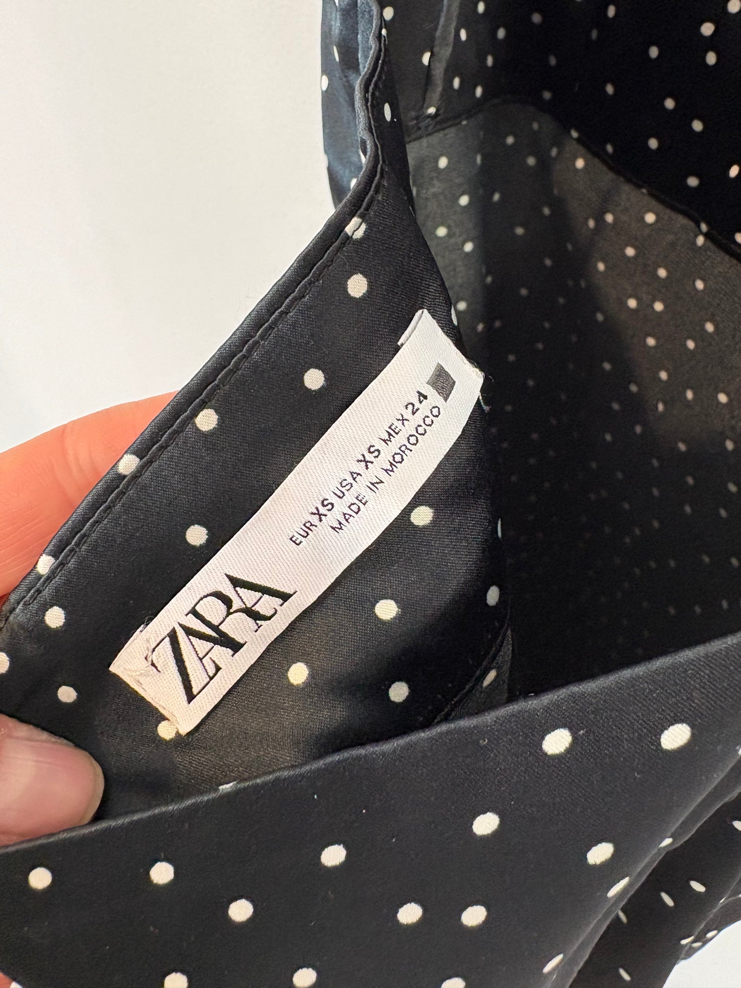 ZARA. Vestido largo satinado lunares