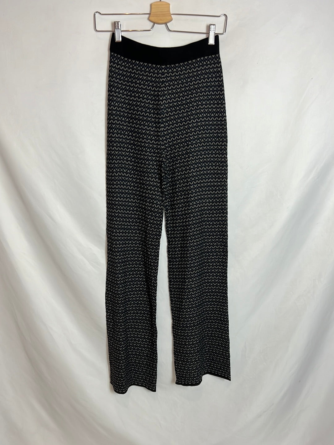 SFERA. Pantalón negro punto semitransparente. T S