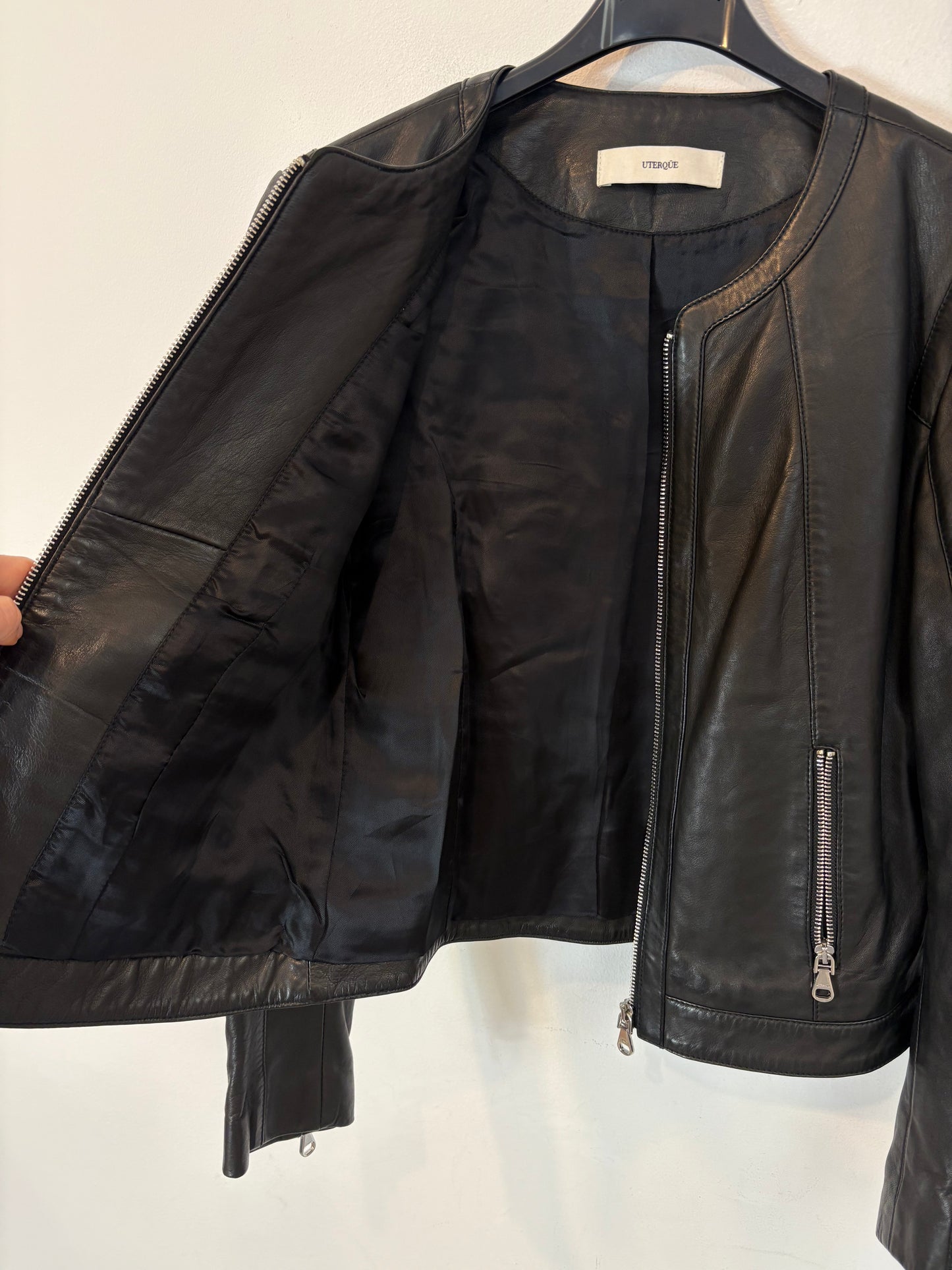 UTERQÜE. Chaqueta negra piel
