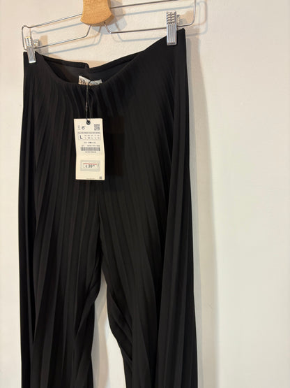ZARA. Pantalón plisado negro fluido