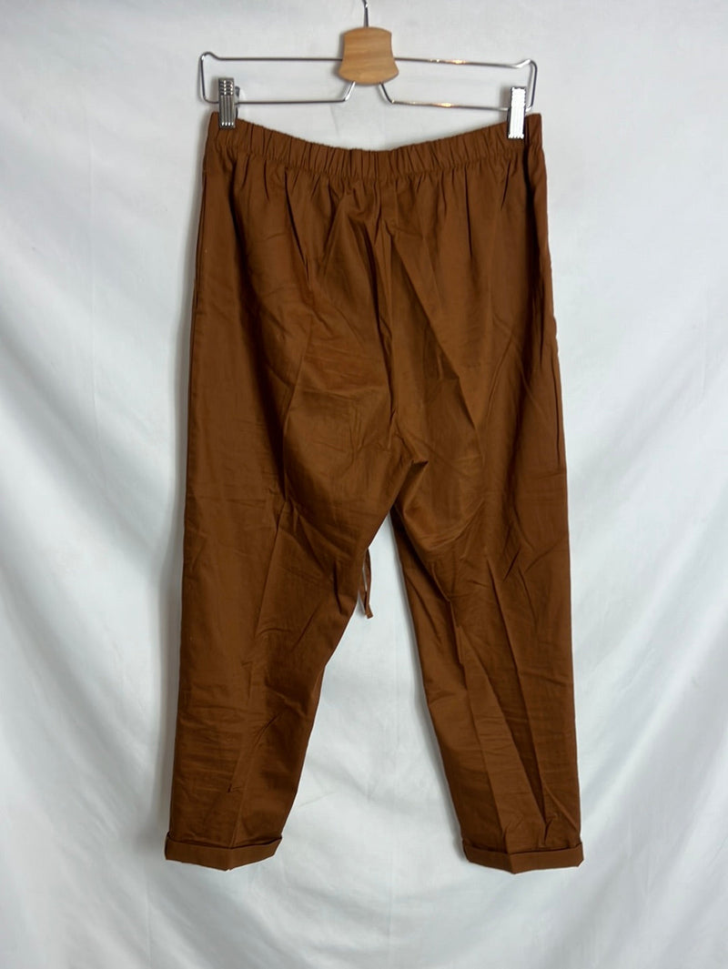 OTRAS. Pantalón marrón pinza. T 38