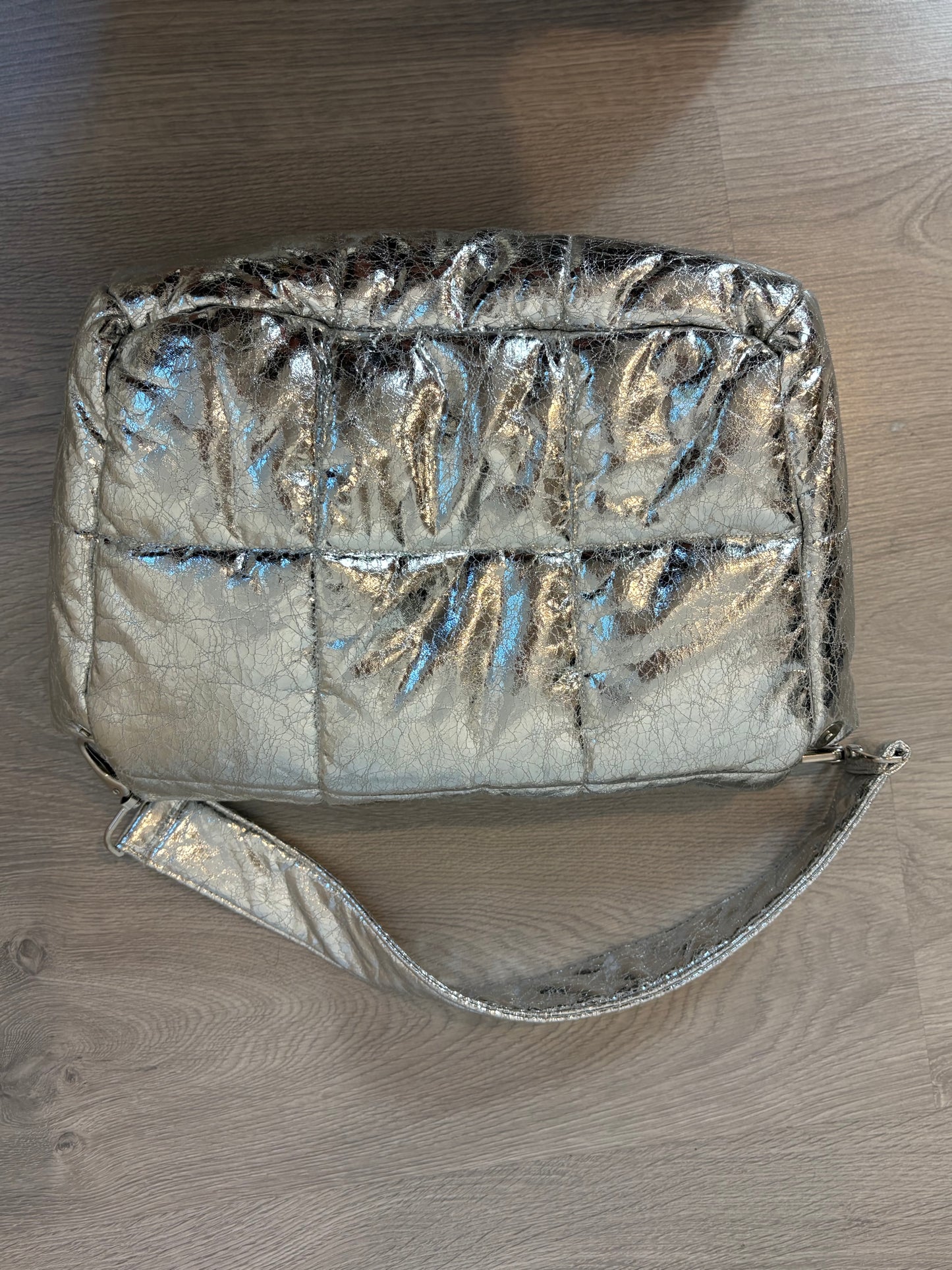 STAND STUDIO. Bolso plateado acolchado