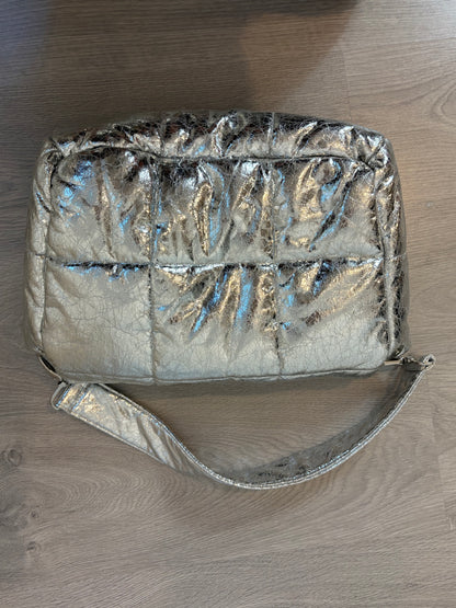 STAND STUDIO. Bolso plateado acolchado