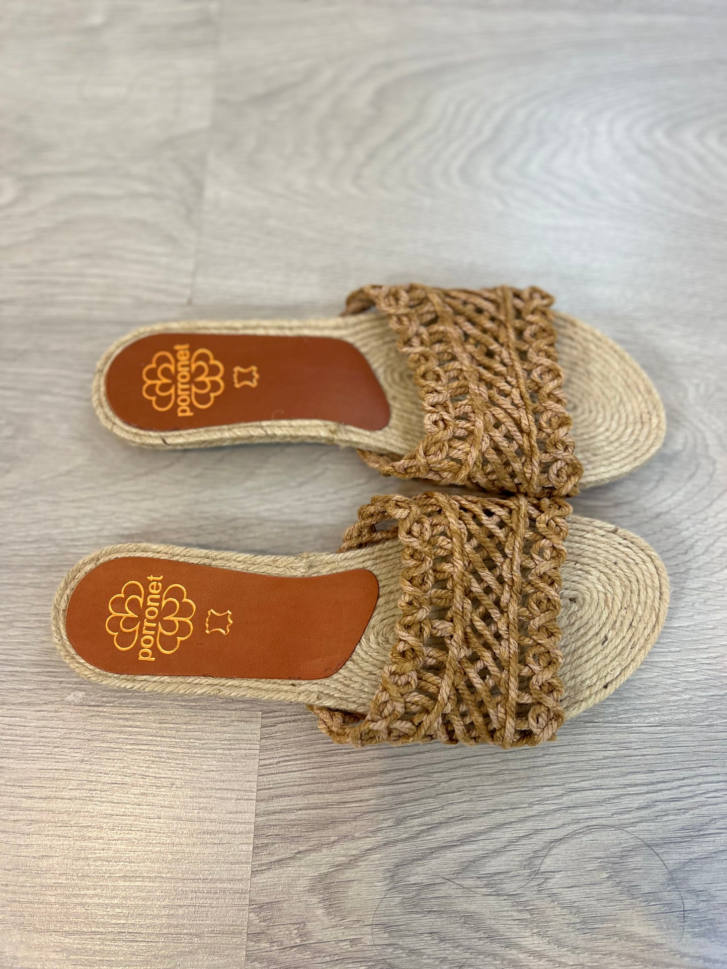 PORRONET. Flat raffia sandal T,39