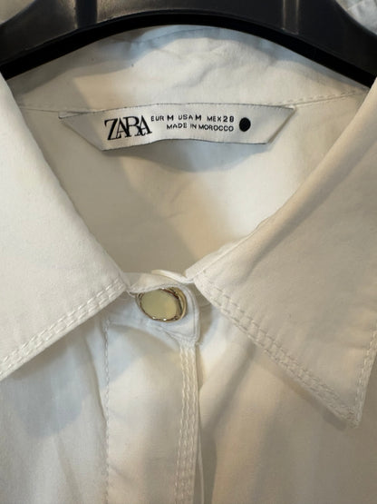 ZARA. Camisa blanca detalle botón