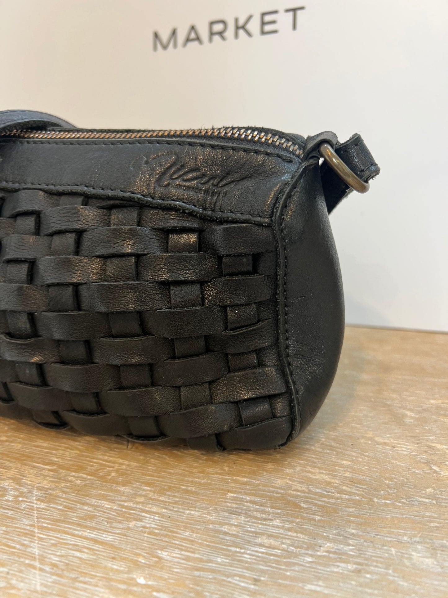 MICUIR. Bolso trenzado negro piel