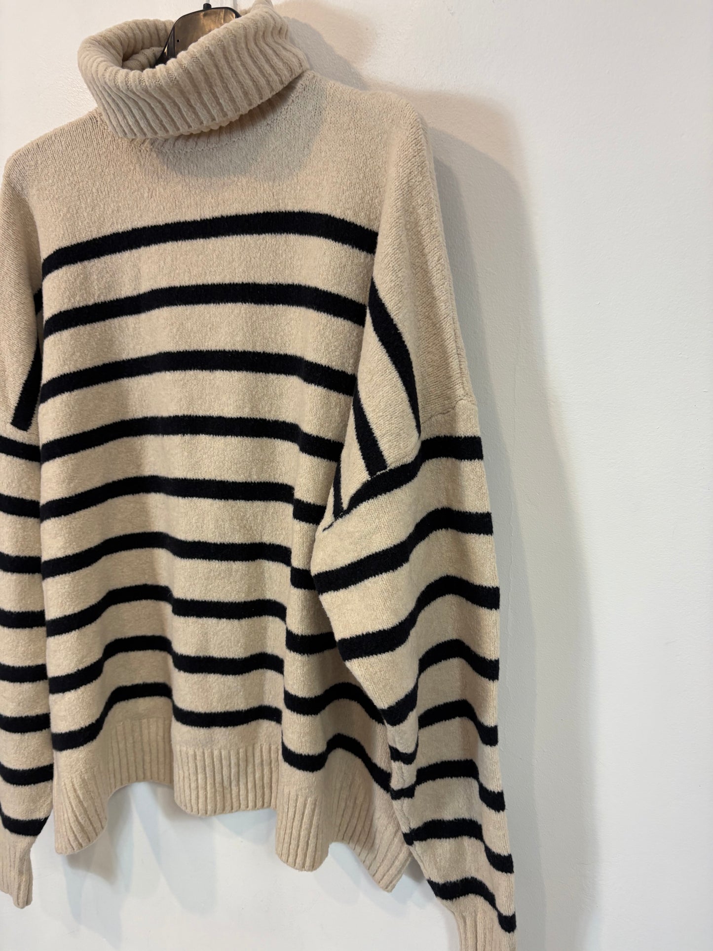 OYSHO. Jersey beige rayas
