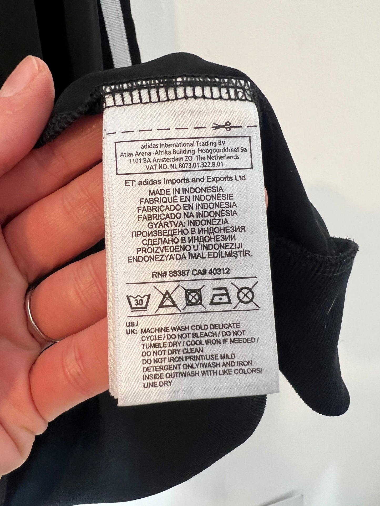 ADIDAS. Sudadera negra fluida. T M