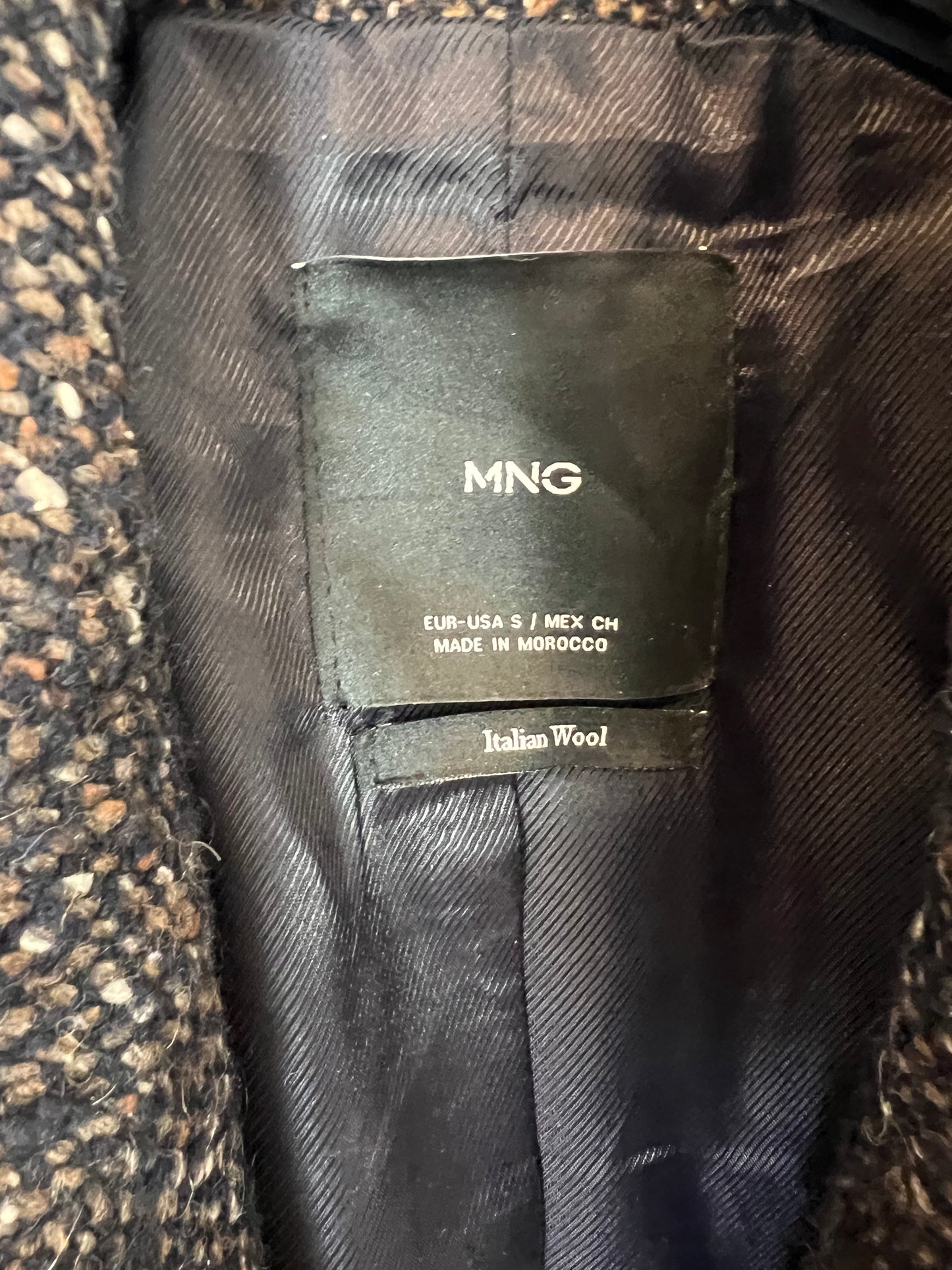 MANGO. Abrigo negro cruzado jaspeado. T S