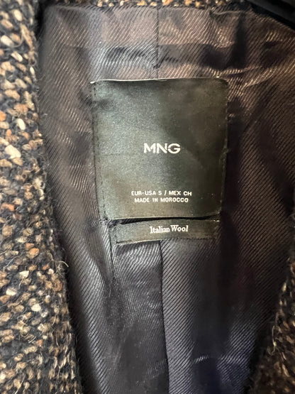 MANGO. Abrigo negro cruzado jaspeado. T S