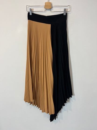 SFERA. Two-tone asymmetrical pleated skirt. T.S.