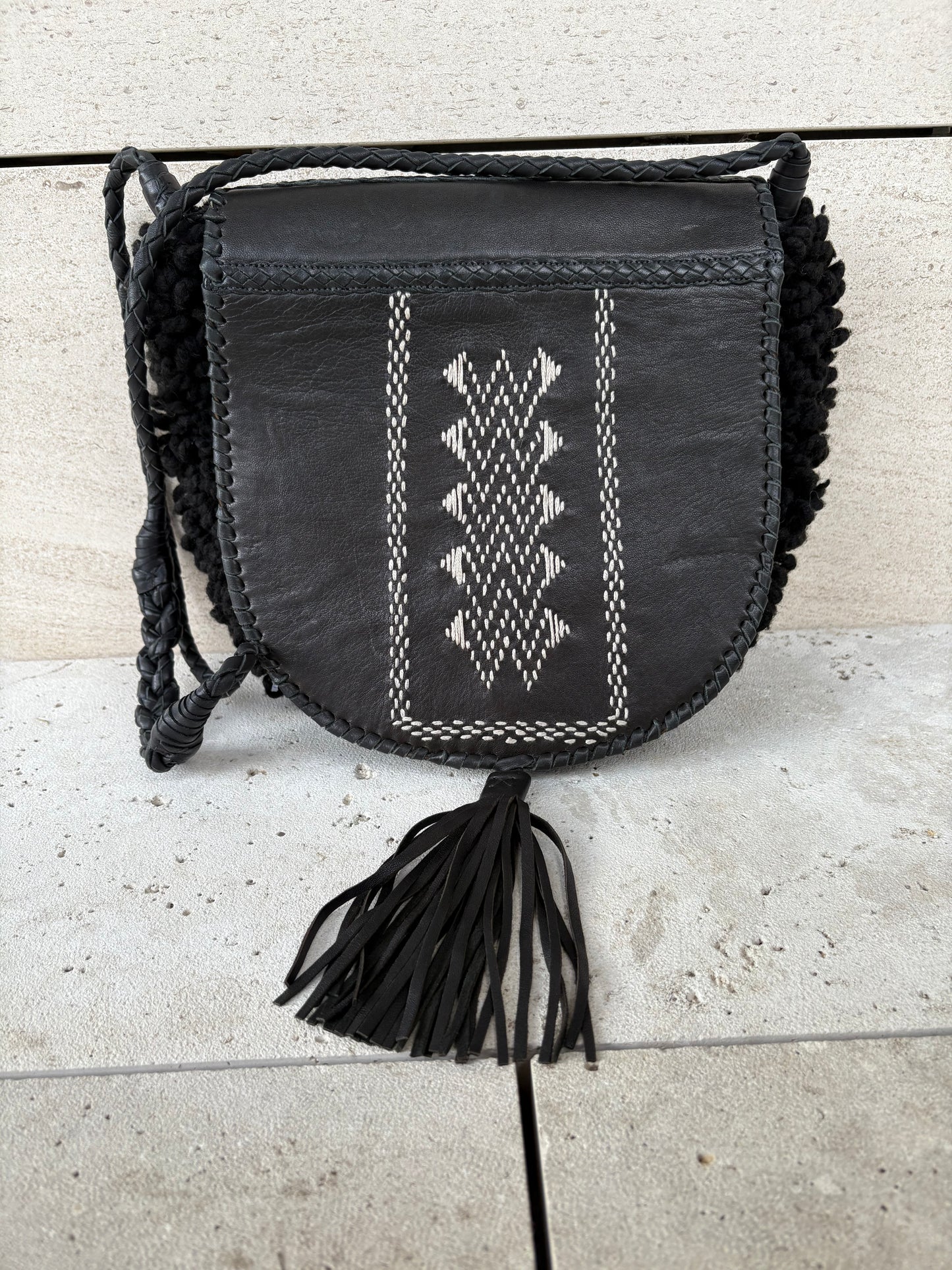 MASSCOB. Bolso piel y lana en negro